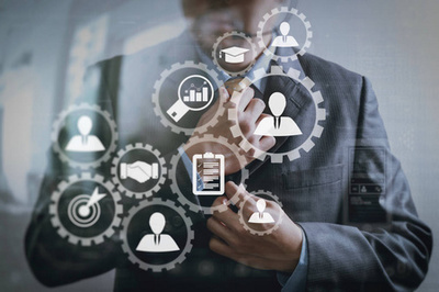 從許多候選人中選擇合適的合作伙伴的商人