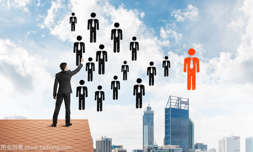 站在屋頂上的繪圖商人 人力資源視野的獨特啟示